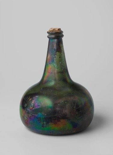 Wine bottle with wine from the wreck of the East Indiaman 't Vliegend Hart