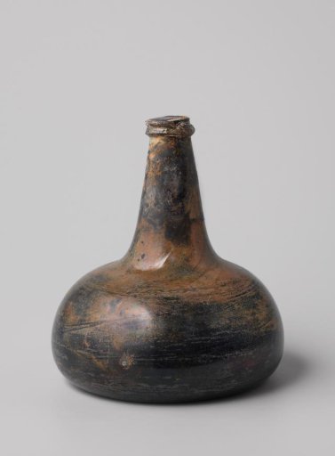Wine bottle with wine from the wreck of the East Indiaman 't Vliegend Hart