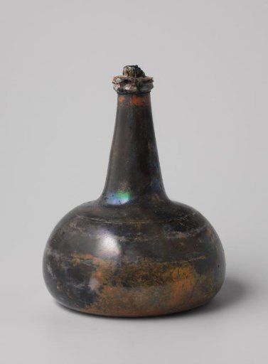 Wine bottle with wine from the wreck of the East Indiaman 't Vliegend Hart