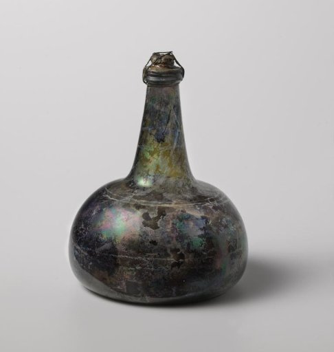 Glass winebottle with wine from the wreck of the Dutch East Indiaman 't Vliegend Hart