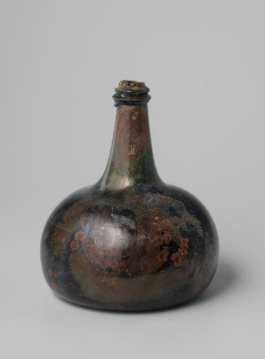 Wine bottle with wine from the wreck of the East Indiaman 't Vliegend Hart