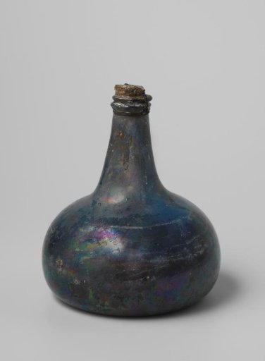 Wine bottle with wine from the wreck of the East Indiaman 't Vliegend Hart