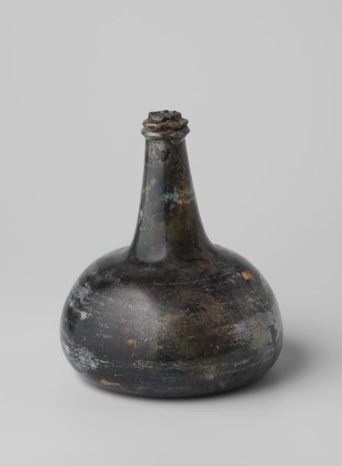Wine bottle with wine from the wreck of the East Indiaman 't Vliegend Hart