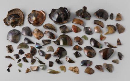 Fragments of wine bottles from the wreck of the East Indiaman 't Vliegend Hart