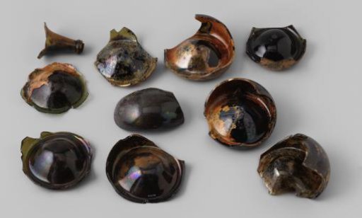 Sherds of wine bottles from the wreck of the East Indiaman 't Vliegend Hart