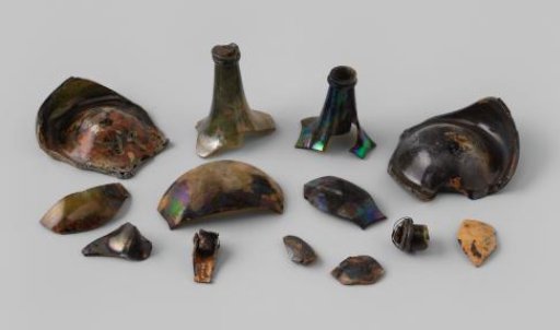 Sherds of wine bottles from the wreck of the East Indiaman 't Vliegend Hart