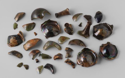 Fragments of wine bottles from the wreck of the East Indiaman 't Vliegend Hart