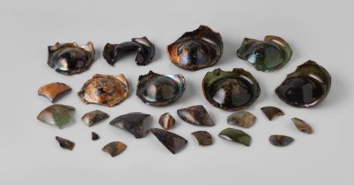 Sherds of wine bottles from the wreck of the East Indiaman 't Vliegend Hart