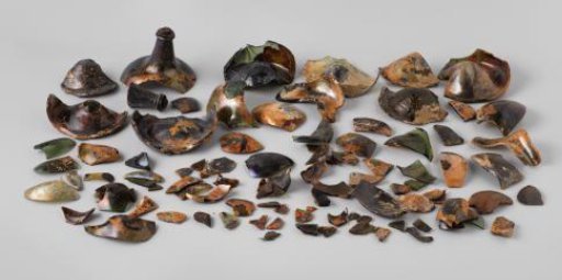 Fragments of wine bottles from the wreck of the East Indiaman 't Vliegend Hart