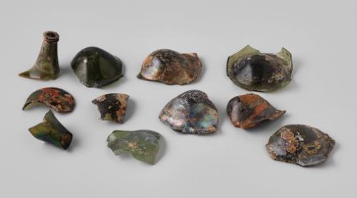 Fragments of wine bottles from the wreck of the East Indiaman 't Vliegend Hart