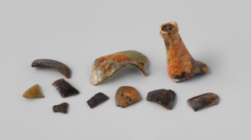 Sherds of wine bottles from the wreck of the East Indiaman 't Vliegend Hart
