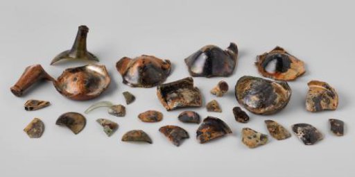 Shards of wine bottles and cellar bottles from the wreck of the East Indiaman 't Vliegend Hart