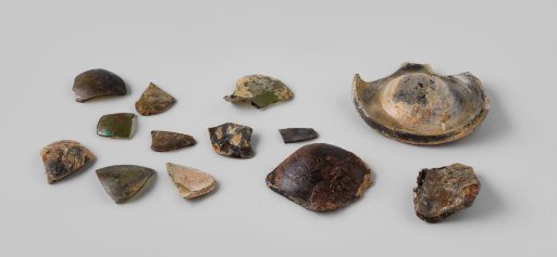 Fragments of wine bottles from the wreck of the East Indiaman 't Vliegend Hart