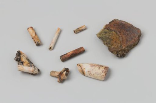 Sherd of earthenware and fragments of Gouda pipes from the wreck of the East Indiaman 't Vliegend Hart