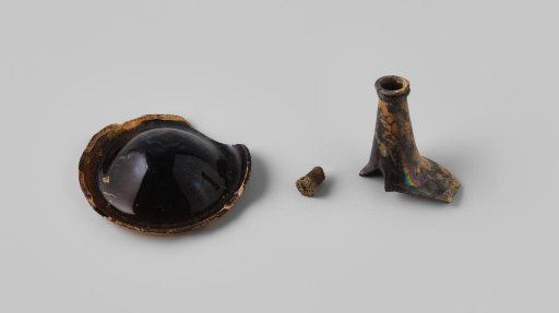 Fragments of Wine Bottles from the Wreck of the East Indiaman 't Vliegend Hart