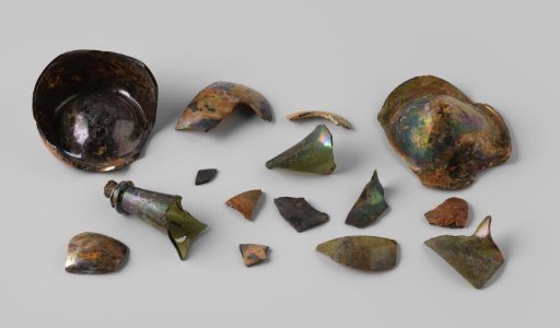 Fragments of wine bottles from the wreck of the East Indiaman 't Vliegend Hart