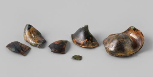 Fragments of wine bottles from the wreck of the East Indiaman 't Vliegend Hart