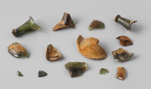 Fragments of wine bottles from the wreck of the East Indiaman 't Vliegend Hart