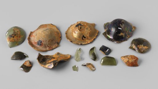 Fragments of wine bottles from the wreck of the East Indiaman 't Vliegend Hart