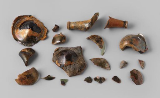 Fragments of wine bottles from the wreck of the East Indiaman 't Vliegend Hart