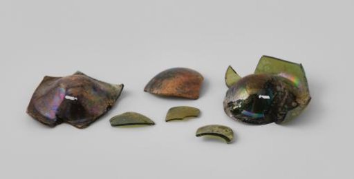Fragments of wine bottles from the wreck of the East Indiaman 't Vliegend Hart