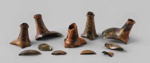 Sherds of wine bottles from the wreck of the East Indiaman 't Vliegend Hart
