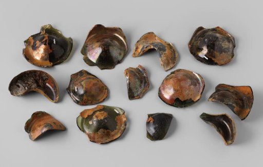 Fragments of wine bottles from the wreck of the East Indiaman 't Vliegend Hart