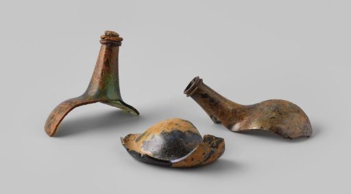 Fragments of wine bottles from the wreck of the East Indiaman 't Vliegend Hart