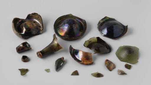Fragments of wine bottles from the wreck of the East Indiaman 't Vliegend Hart