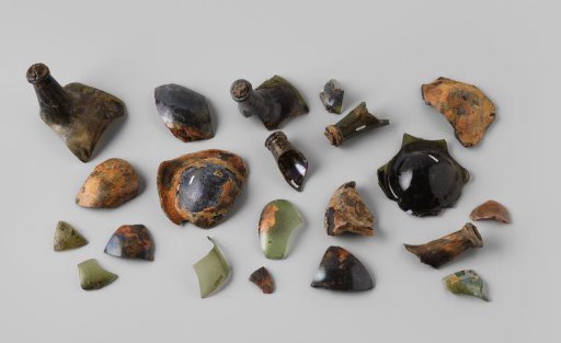 Fragments of wine bottles from the wreck of the East Indiaman 't Vliegend Hart
