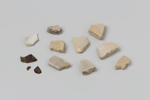 Fragments of an apothecary jar and glass from the wreck of the East Indiaman 't Vliegend Hart