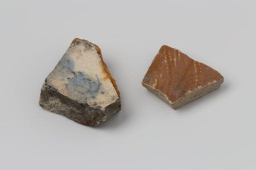 Sherd of a jug and a tile from the wreck of the East Indiaman 't Vliegend Hart