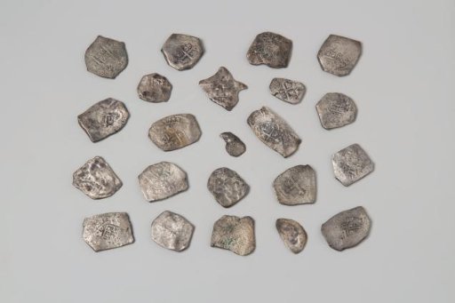 Hispanic-American silver coins; eight reals and lower values; from the wreck of the Dutch East Indiaman 't Vliegend Hert