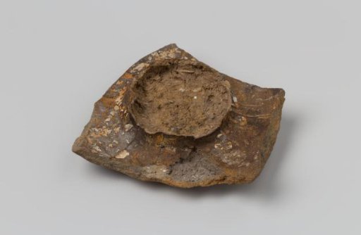 Shard of earthenware from the wreck of the East Indiaman 't Vliegend Hart