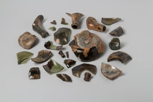 Fragments of wine bottles from the wreck of the East Indiaman 't Vliegend Hart