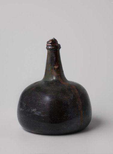 Wine bottle with wine from the wreck of the East Indiaman 't Vliegend Hart