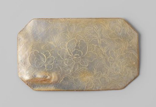 Lid or bottom of a snuffbox of mother of pearl from the wreck of the Dutch East Indiaman 't Vliegend Hart