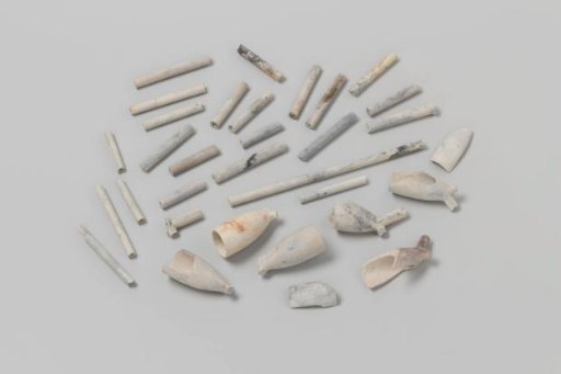 Fragments of pipe bowls and stems from the wreck of the East Indiaman 't Vliegend Hart