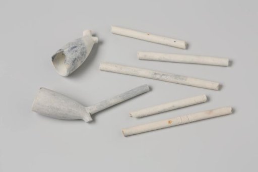 Fragments of pipe bowls and stems from the wreck of the East Indiaman 't Vliegend Hart