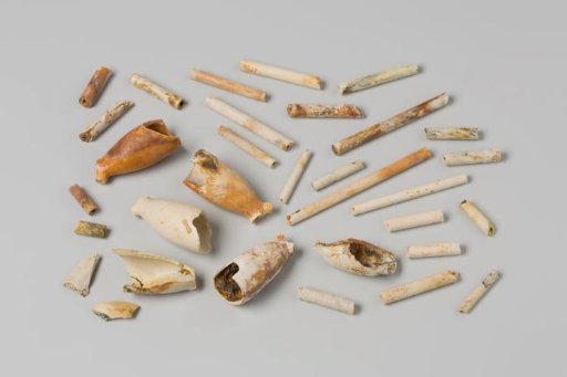 Fragments of pipe bowls and pipe stems from the wreck of the East Indiaman 't Vliegend Hart