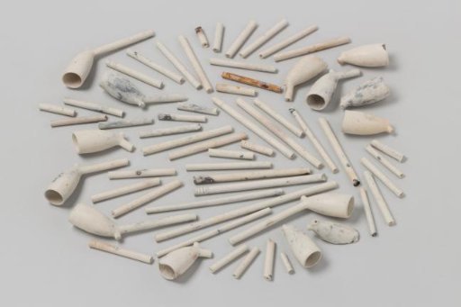 Fragments of pipe bowls and stems from the wreck of the East Indiaman 't Vliegend Hart