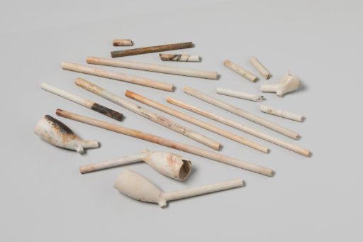 Fragments of Pipes and Pipe Stems from the Wreck of the East Indiaman 't Vliegend Hart