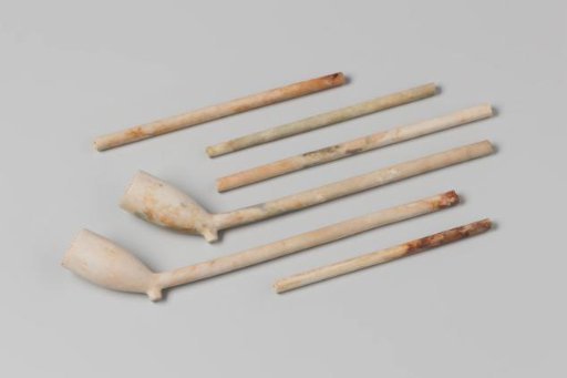 Clay pipes from the wreck of the Dutch East Indiaman 't Vliegend Hart