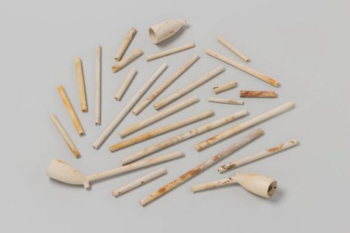Fragments of Pipes and Pipe Stems from the Wreck of the East Indiaman 't Vliegend Hart