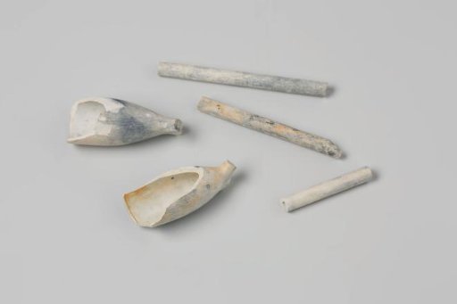 Fragments of pipe stems and pipe bowls from the wreck of the East Indiaman 't Vliegend Hart