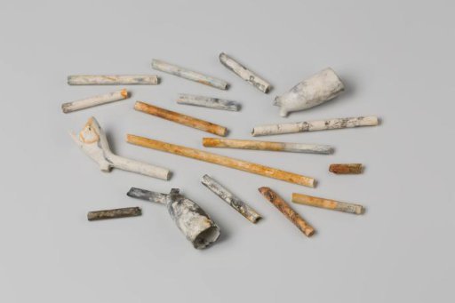 Fragments of pipe bowls and pipe stems from the wreck of the East Indiaman 't Vliegend Hart
