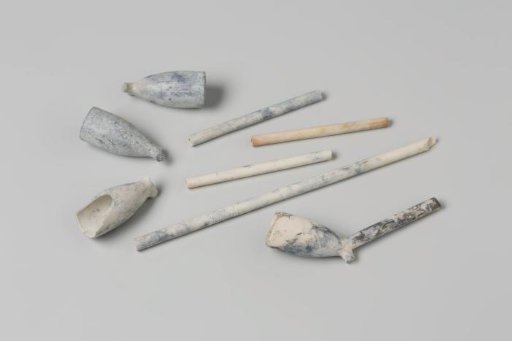 Fragments of pipe bowls and pipe stems from the wreck of the East Indiaman 't Vliegend Hart