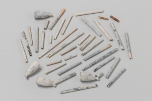 Fragments of pipe bowls and pipe stems from the wreck of the East Indiaman 't Vliegend Hart