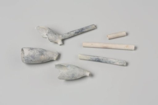 Fragments of pipe bowls and stems from the wreck of the East Indiaman 't Vliegend Hart
