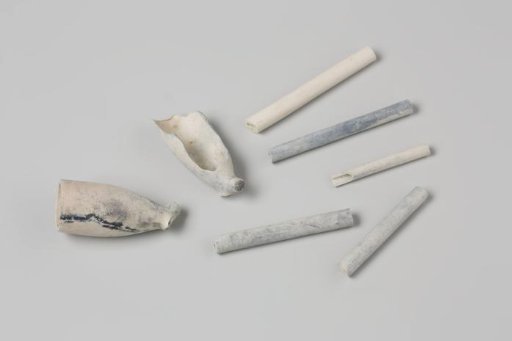 Fragments of pipe bowls and stems from the wreck of the East Indiaman 't Vliegend Hart